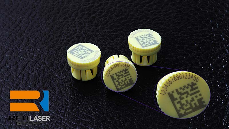 UV-Laser-Hyperfeinmarkierung und Gravur des QR-Codes auf Kunststoffkappe